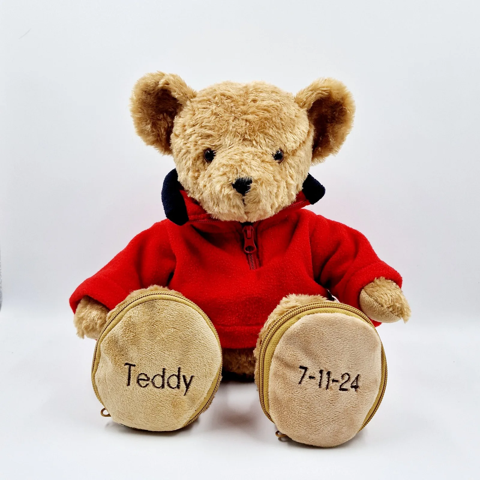 Ours en peluche avec pull rouge